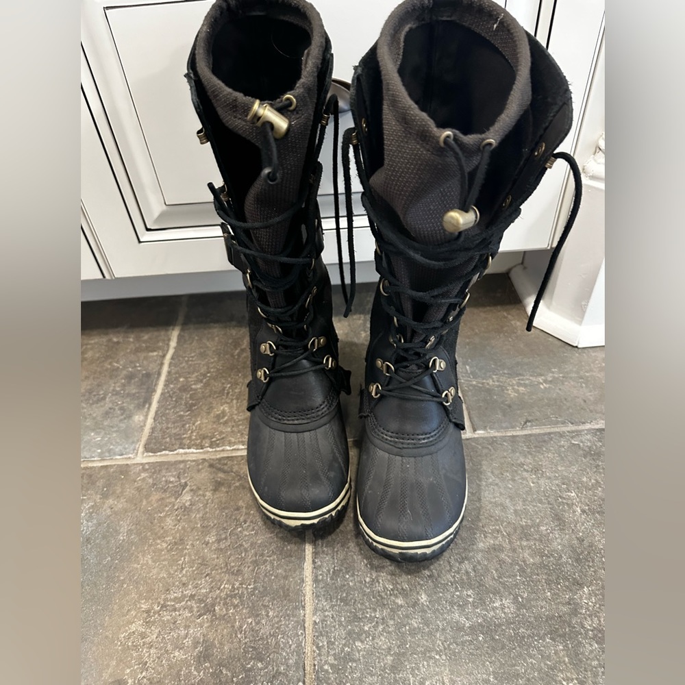 Sorel Winter Boots EUC? Like brand new. Size 8 fits a but big.